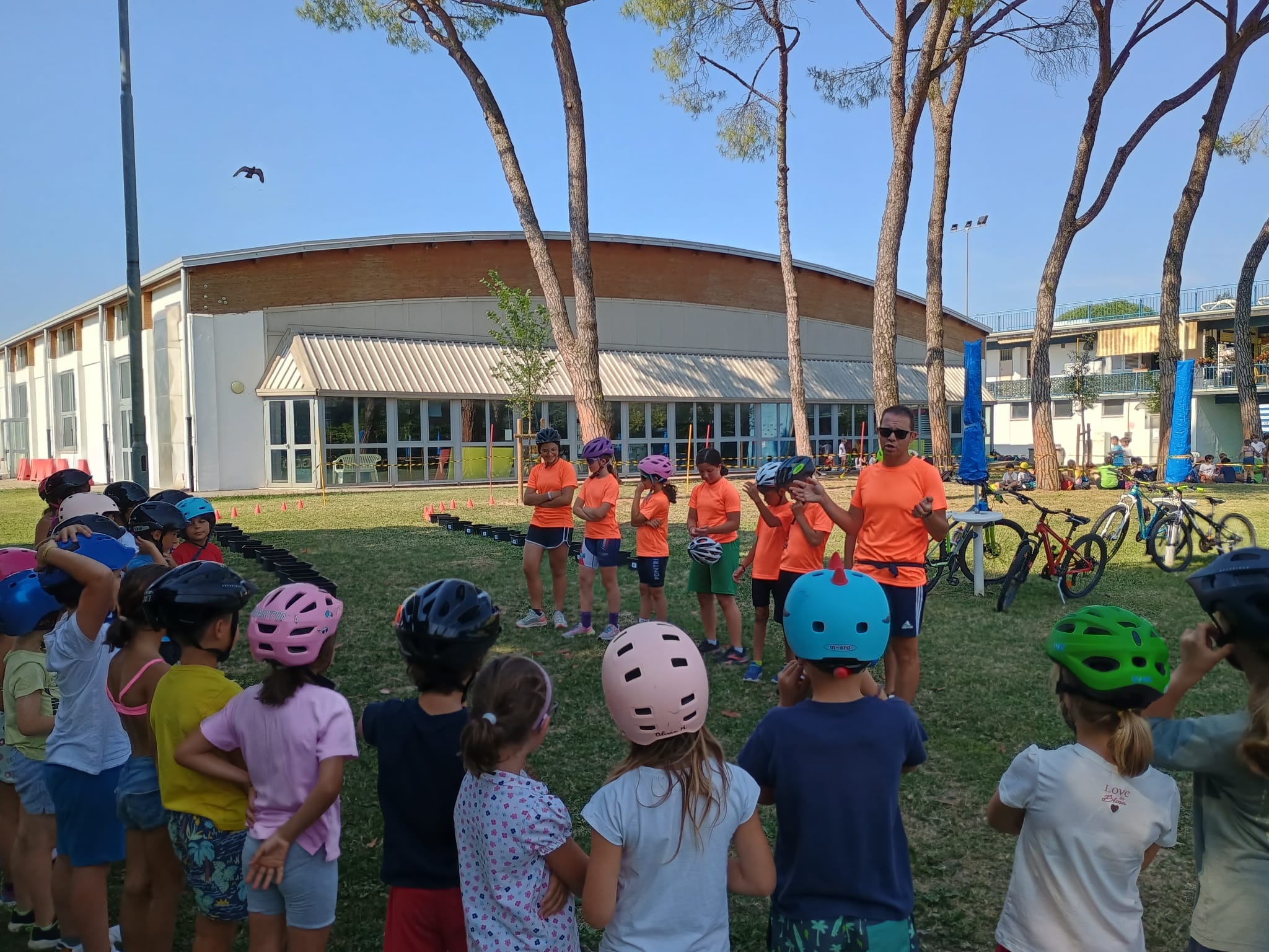 Centri estivi 15.7.25 il tecnico Filippo spiega il triathlon ai più piccoli